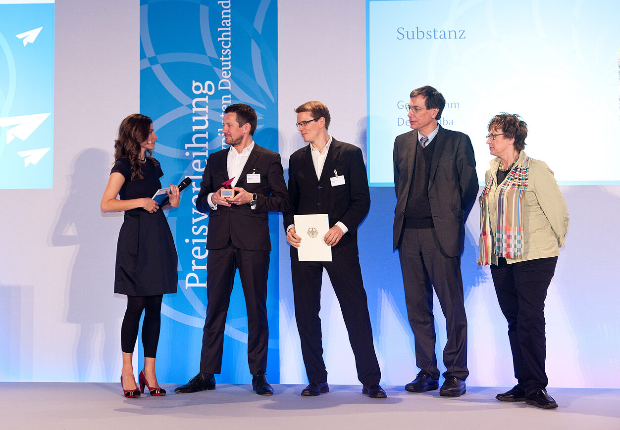 Georg Dahm und Denis Dilba bei der Preisverleihung der Kultur- und Kreativpiloten 2014 mit der Parlamentarischen Staatssekretärin Brigitte Zypries